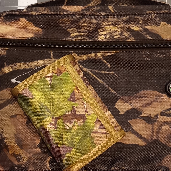 Realtree Wallet And Camo Print Travel Bag Lot - Picture 6 of 6